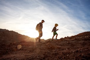 Papá con hijo en las montañas en el desierto