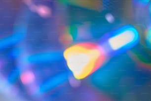 暗い背景に色付きのライトが付いた焦点ぼけたフィルムテクスチャの背景。写真効果のためのぼやけた虹色の光フレア