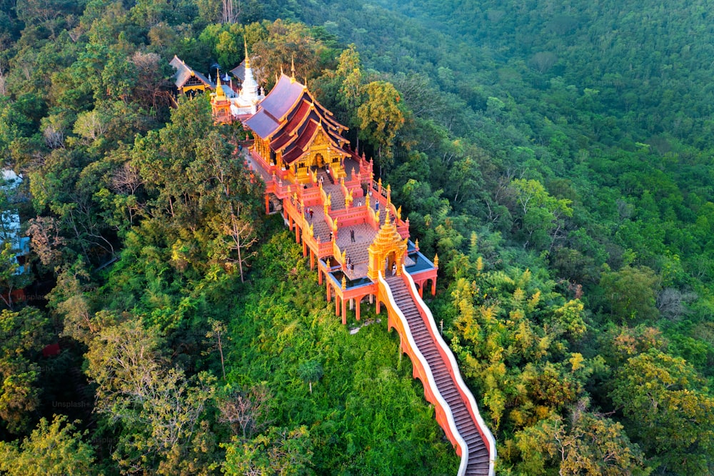 タイ・ランパーンにあるワット・プラ・タート・ドイ・プラ・チャン寺院の航空写真。