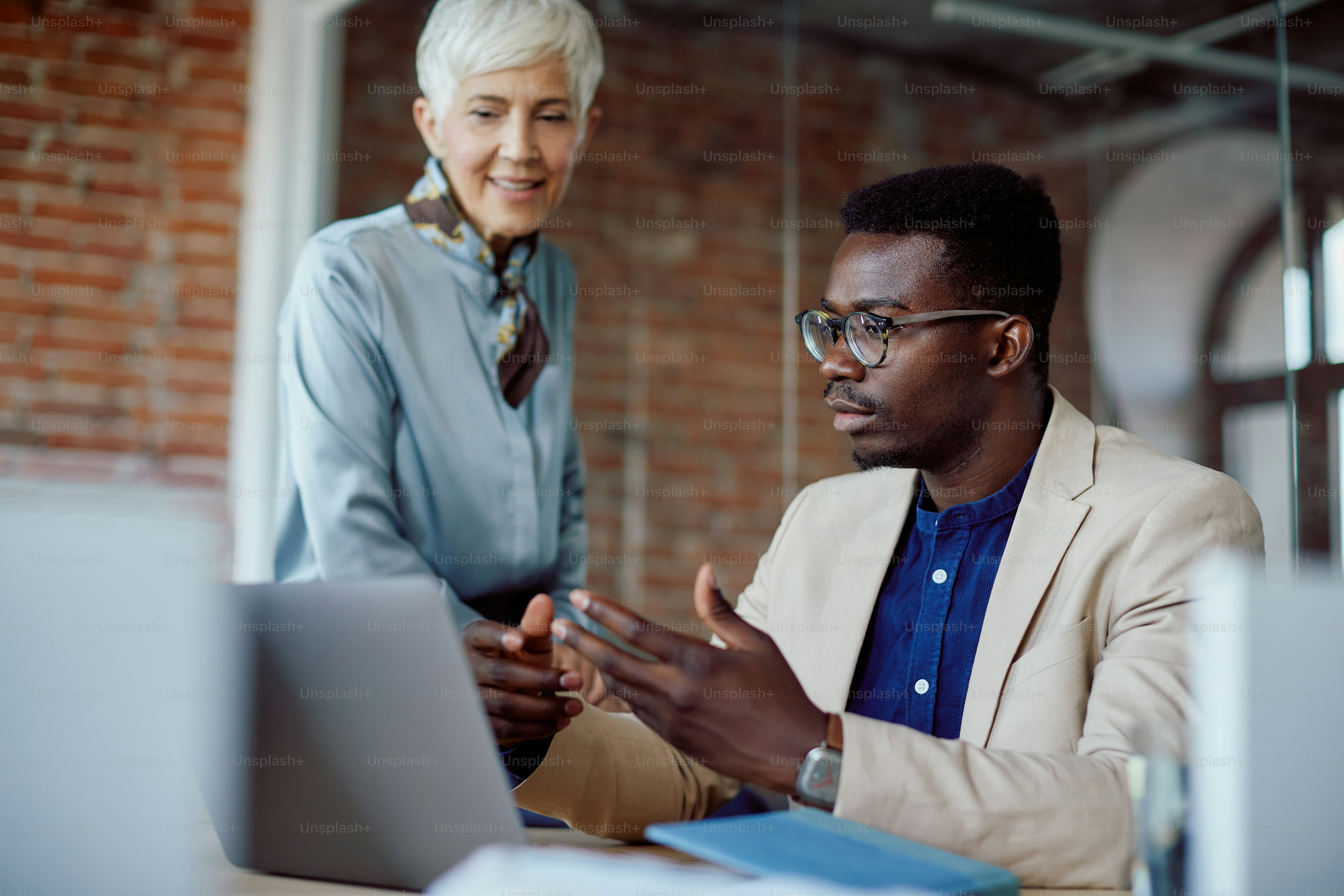 Un homme d'affaires afro-américain lit un e-mail sur un ordinateur portable  tout en communiquant avec son PDG au bureau. photo – Image de Bureau sur  Unsplash, image size:3000x2000