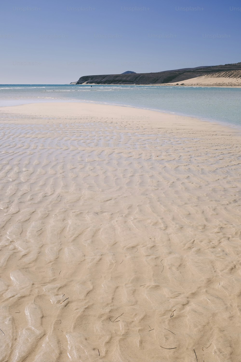 Paisaje de arena y playa con agua transparente y limpia del océano tropical. Cielo azul en el fondo. Concepto de vacaciones de vacaciones de viaje de verano en lugar escénico