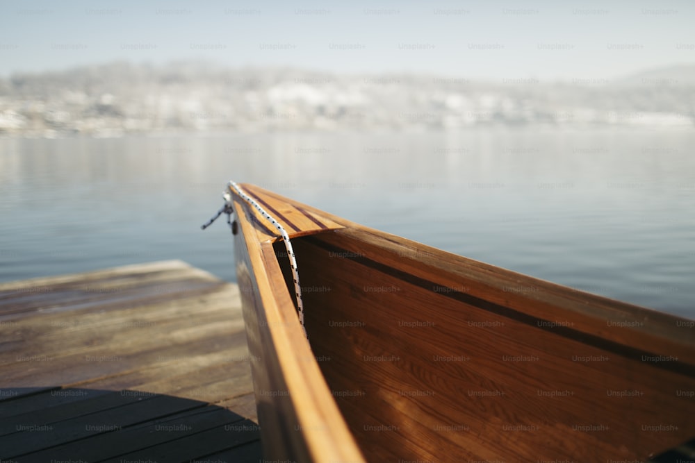 Canoa en el lago en la mañana de invierno.