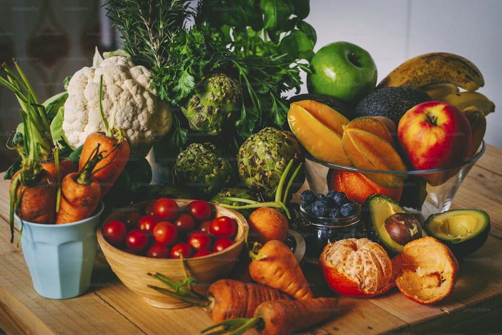 Mezcla dulce de frutas y verduras bio orgánicas crudas en la mesa. Concepto de nutrición dietética de estilo de vida de alimentos saludables. Pérdida de peso omega alimento natural en estado de ánimo colorido de sombra oscura. Cosecha de productos agrícolas