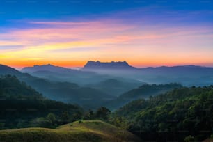 Montagne di Doi Luang Chiang Dao all'alba a Chiang Mai, Tailandia.