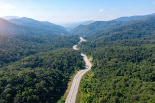 Vue aérienne de la circulation sur la route en montagne.