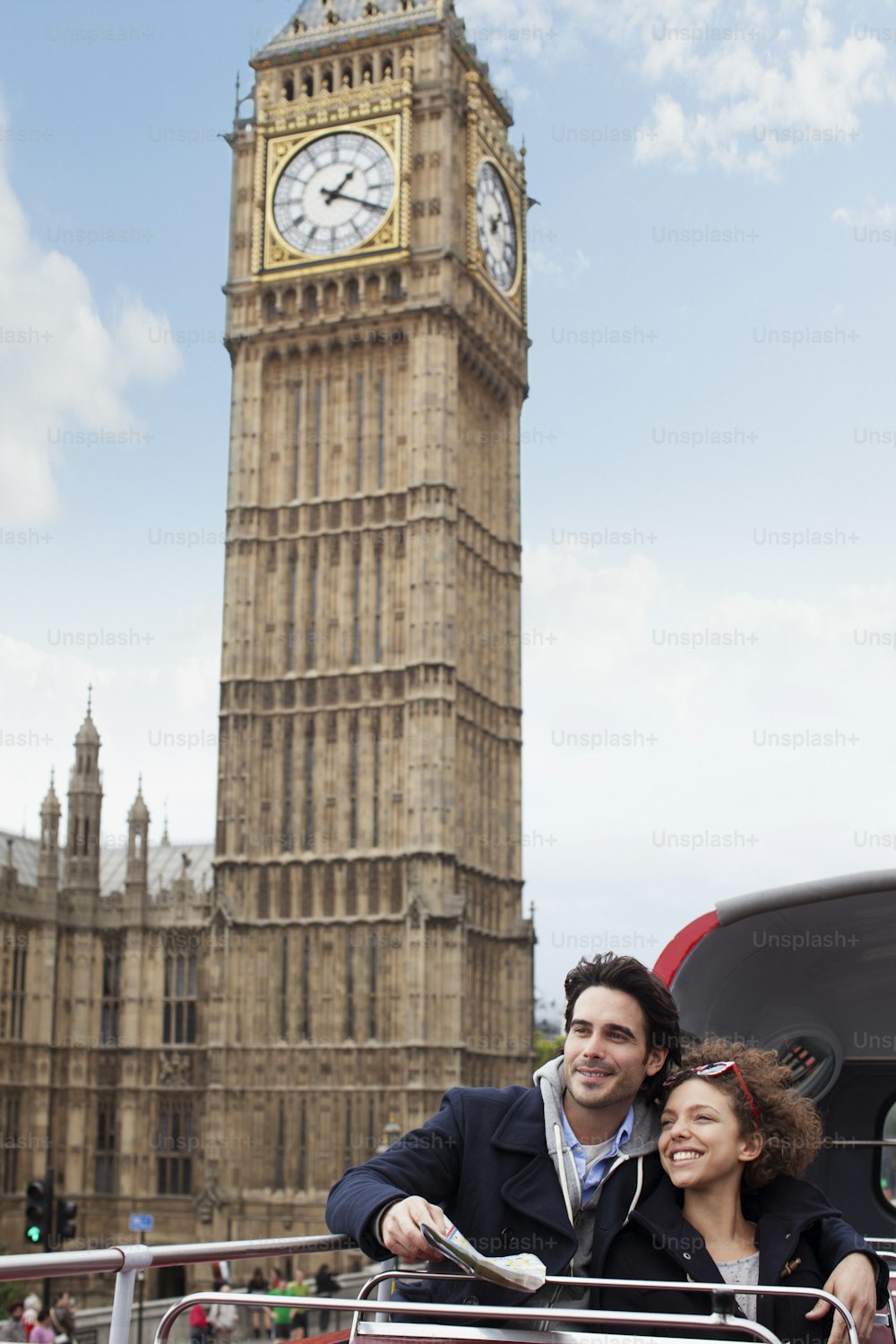 Un hombre y una mujer tomando una foto frente a la torre del reloj del Big Ben