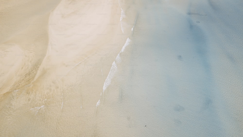 Vista vertical de areia e praia com água azul limpa do mar. Paisagem aérea tropical com ondas e oceano. Paisagem marítima e incrível conceito de destino de viagem. Férias de Verão