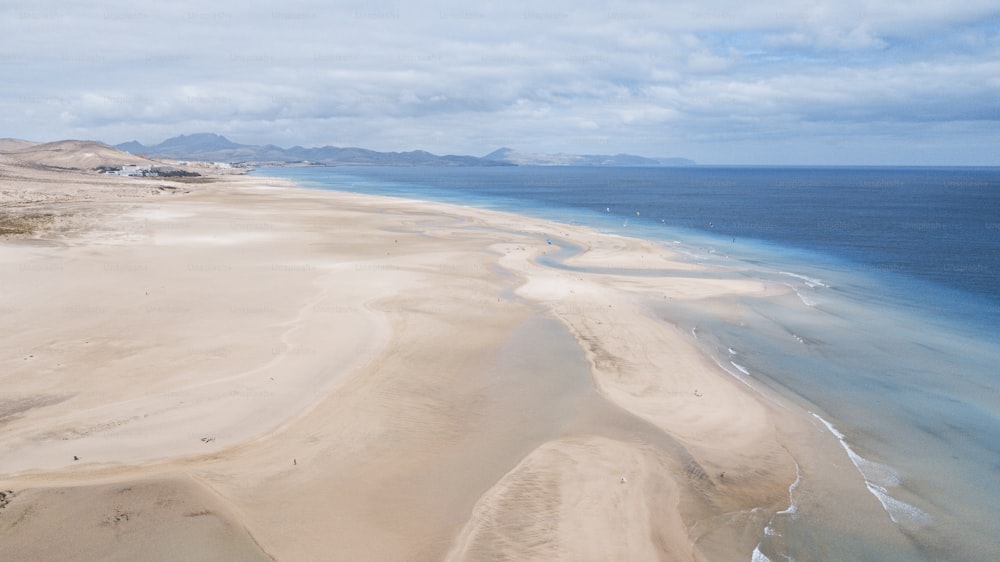 Luftaufnahme des tropischen karibischen weißen Sandstrandes und transparentes sauberes Wasser mit blauem Meer und Himmel im Hintergrund. Konzept des landschaftlich reizvollen Reiseziels für den Sommerurlaub
