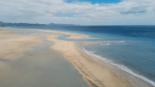 Praia tropical destino de viagem de verão bela paisagem natural com praia de areia e água transparente do oceano do mar com céu azul ao fundo. Lugar cênico do Caribe