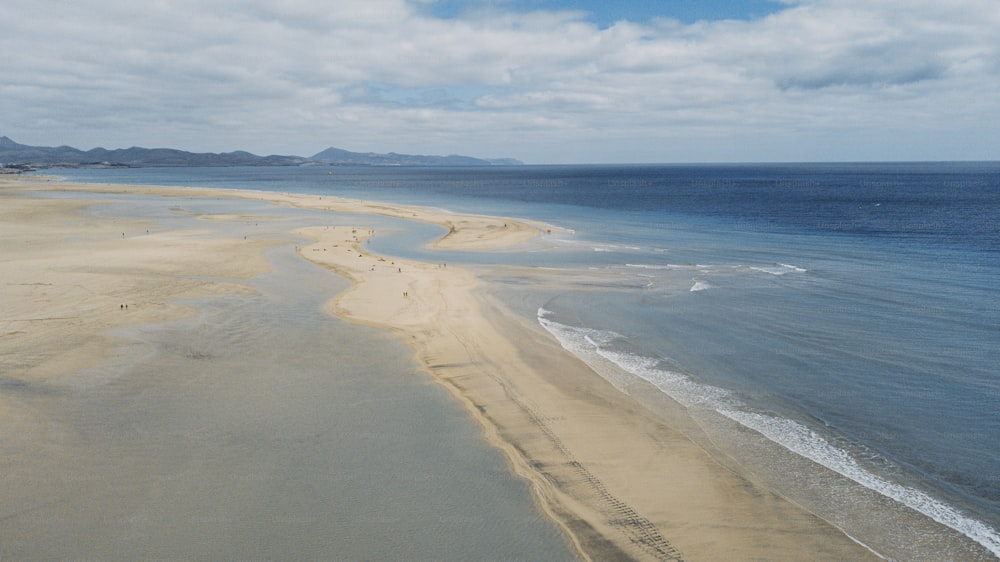 Tropischer Strand Sommer Reiseziel schöne Naturlandschaft mit Sandstrand und transparentem Meerwasser mit blauem Himmel im Hintergrund. Karibischer malerischer Ort