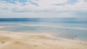 Vista sopra della spiaggia di sabbia e dell'oceano blu e del cielo con le persone dei turisti che si godono il viaggio e le vacanze estive. Acqua di mare blu. Paesaggio caraibico