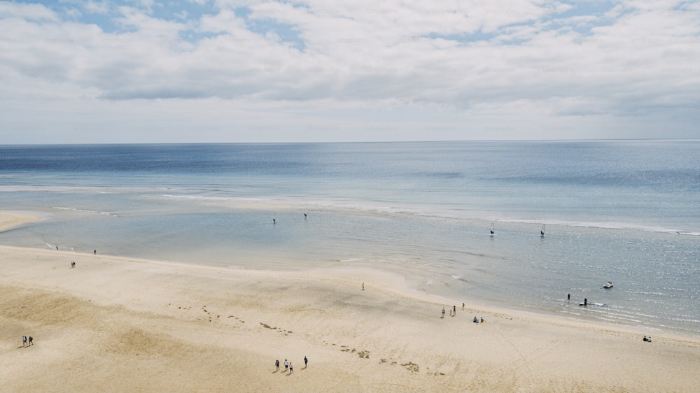 Acima da vista da praia de areia e oceano azul e céu com turistas pessoas desfrutando de viagens e férias de verão. Água azul do mar. Paisagem caribenha