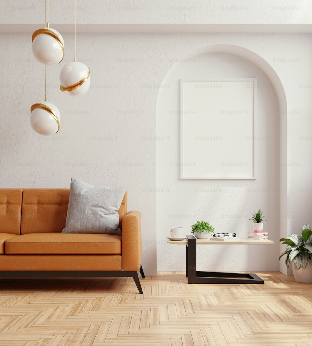 Maqueta de póster con marcos blancos vacíos verticales y sofá naranja de cuero renderizado .3d