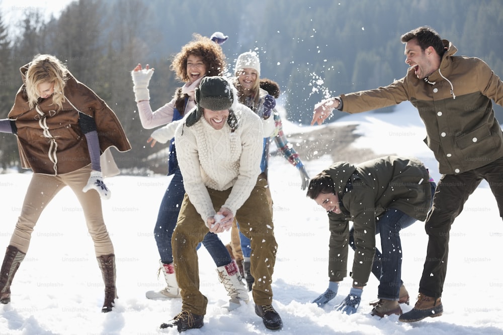 Eine Gruppe von Leuten, die im Schnee spielen