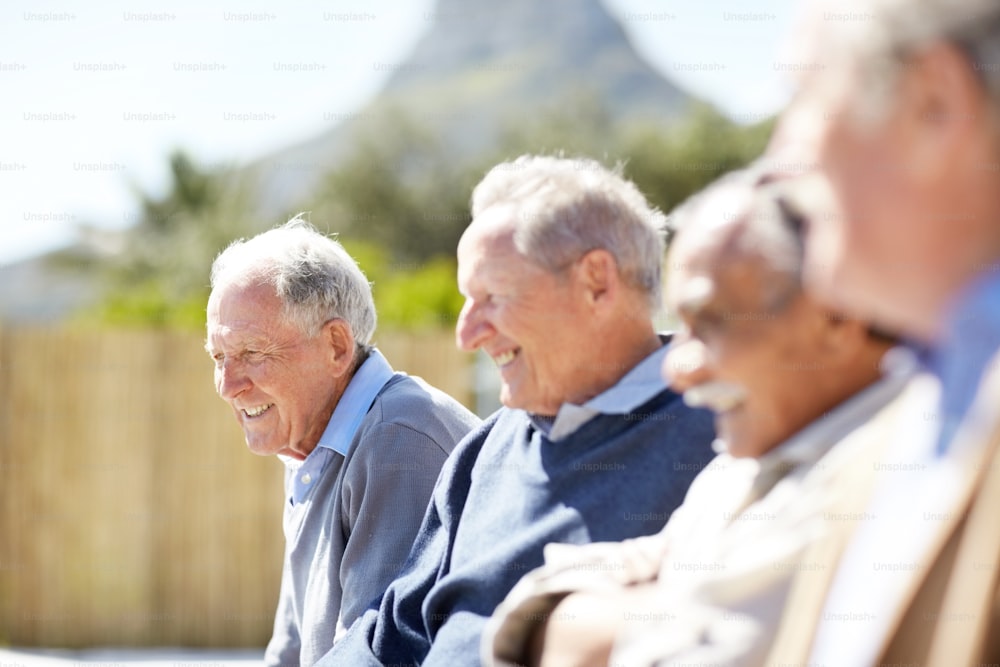 Un gruppo di uomini anziani seduti uno accanto all'altro