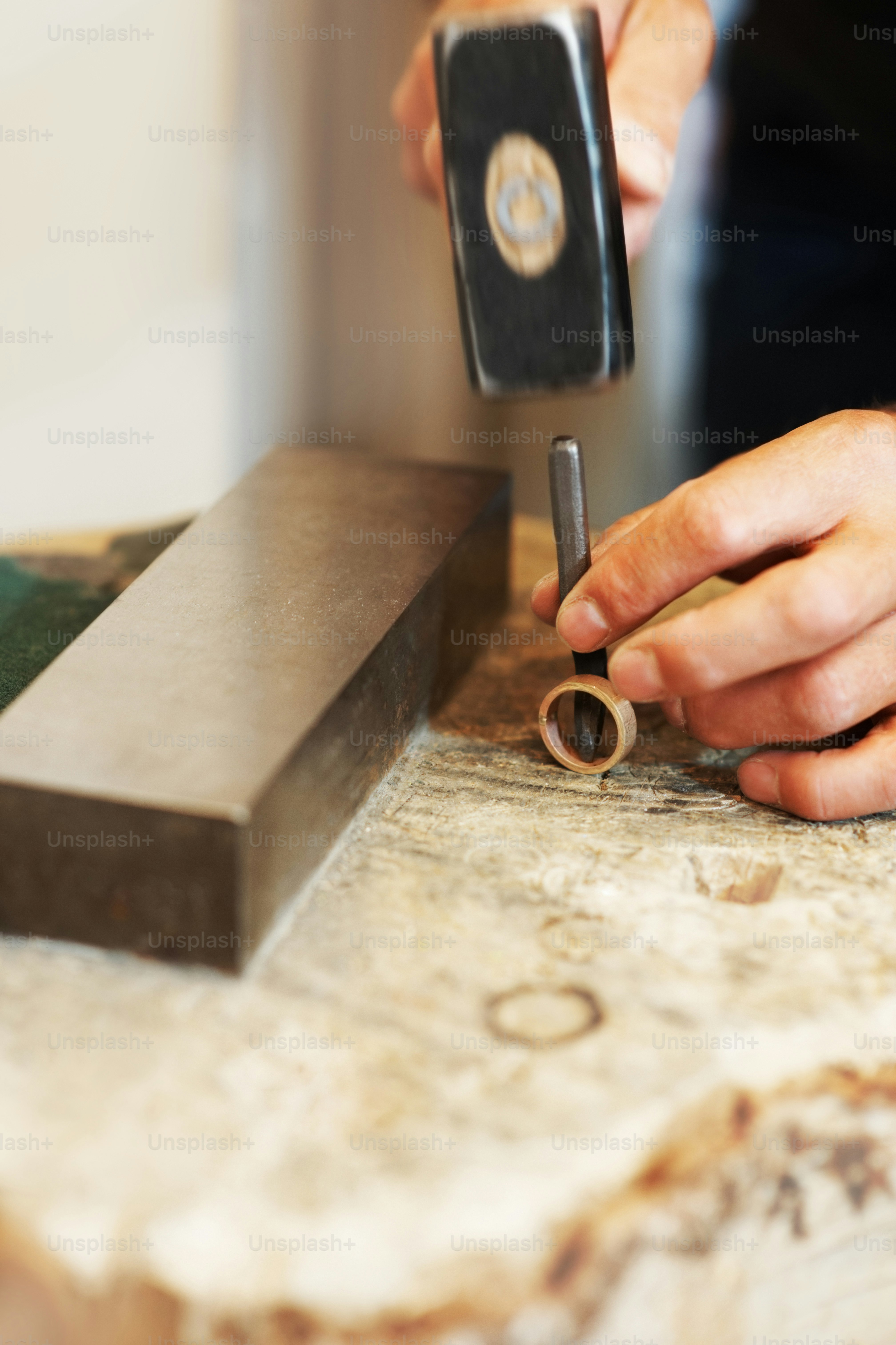 Una persona está trabajando en una pieza de metal