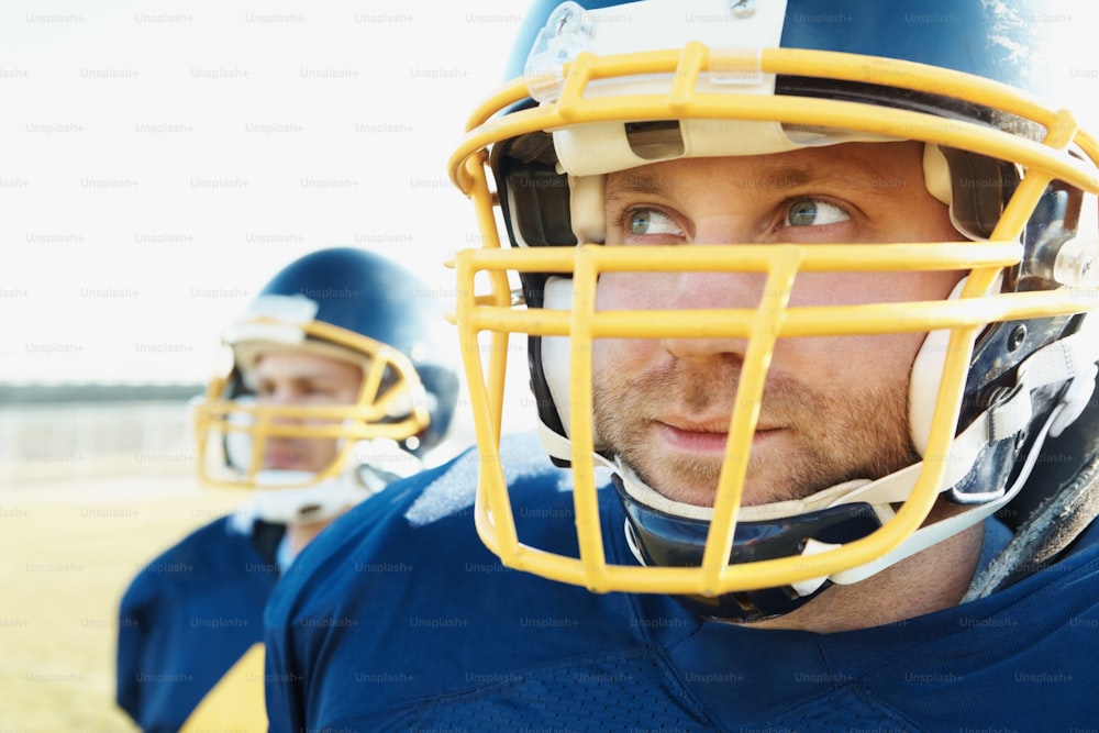 Nahaufnahme von American-Football-Spielern mit Helmen im Freien