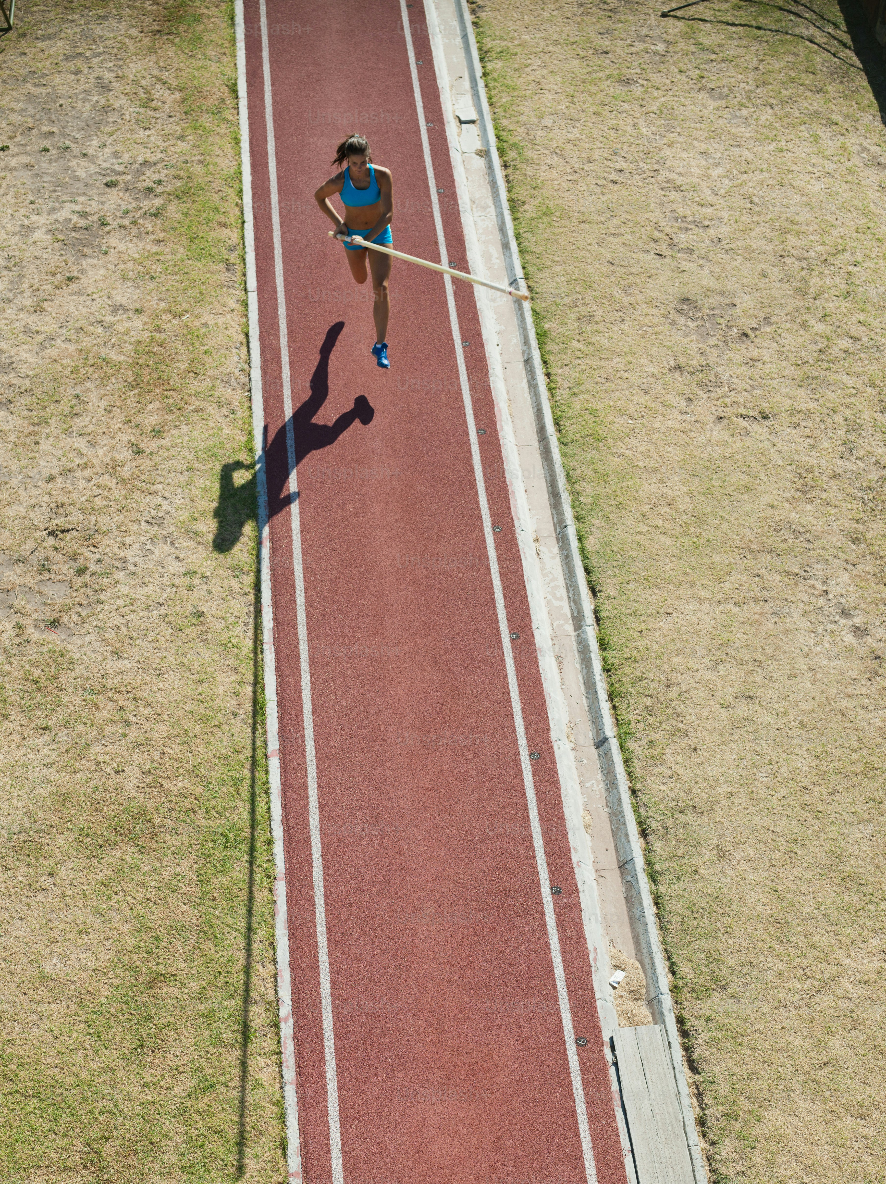Un hombre corre en una pista roja