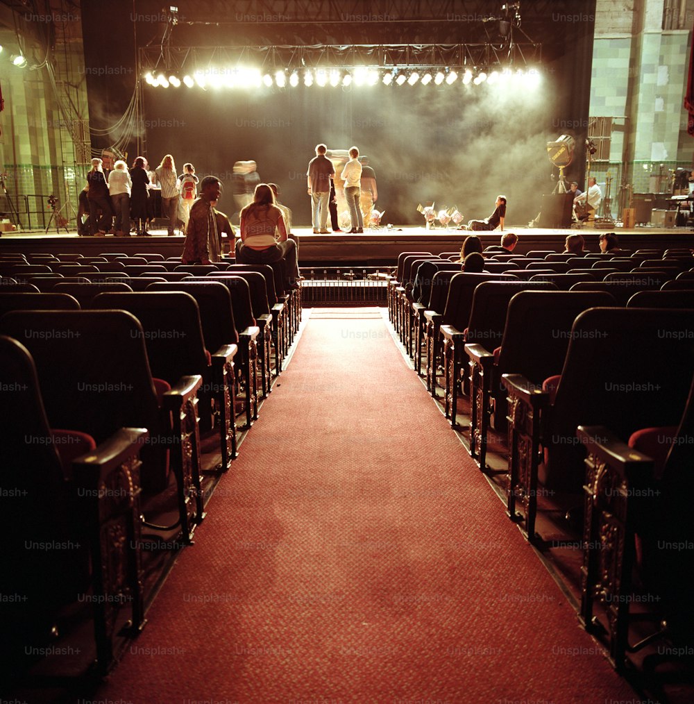 Un gruppo di persone in piedi sulla cima di un palco
