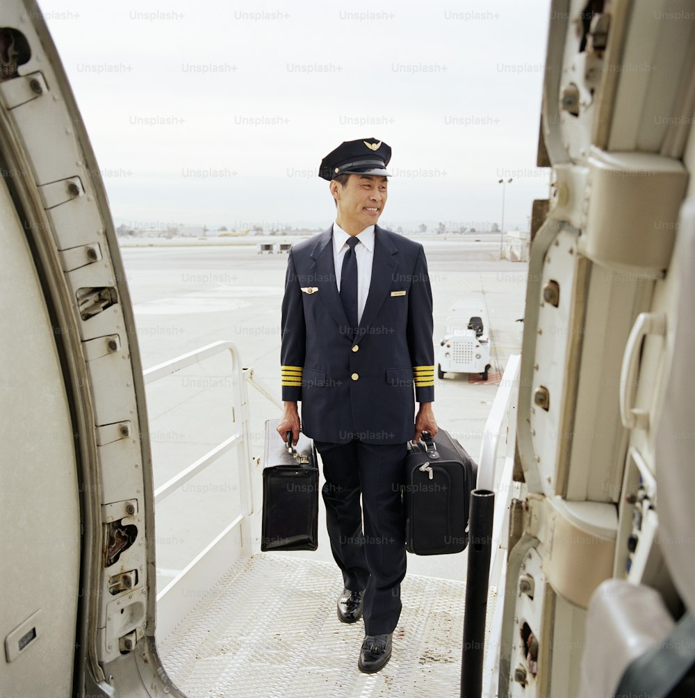 Ein Mann in Anzug und Krawatte, der aus einem Flugzeug steigt