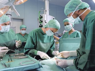 Un grupo de médicos que realizan una cirugía en un hospital