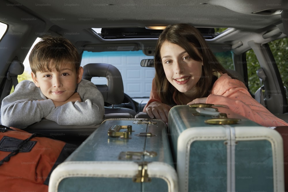 Eine Frau und ein Junge sitzen auf dem Rücksitz eines Autos