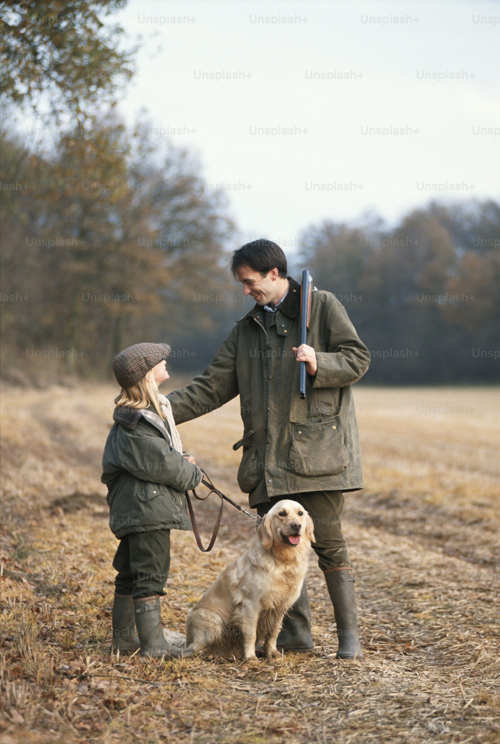 Ein Mann und eine Frau, die die Leine eines Hundes halten