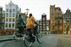 Un couple de personnes à vélo sur une route pavée
