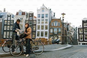 un homme et une femme debout l’un à côté de l’autre sur des vélos