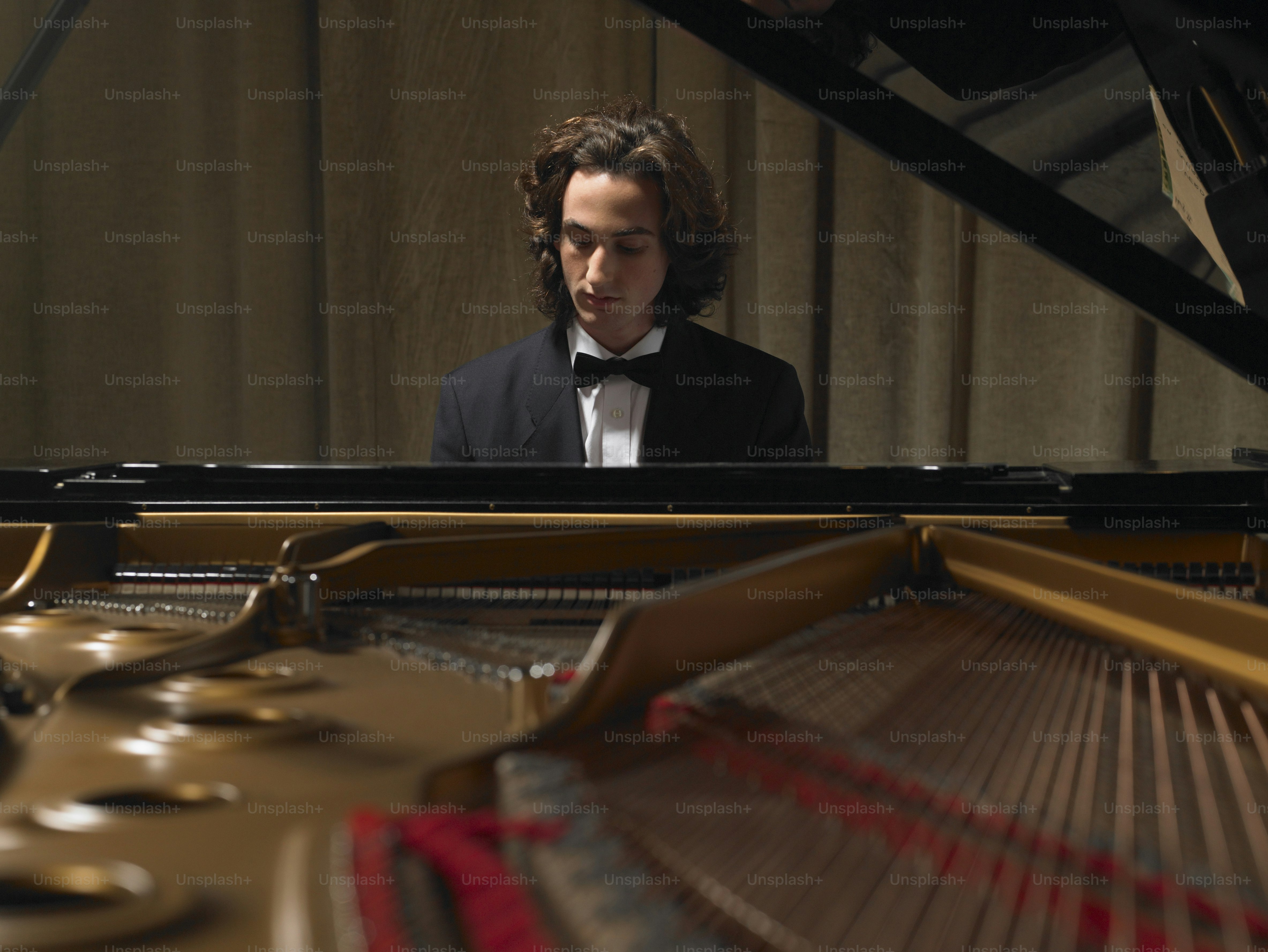um homem de smoking tocando piano