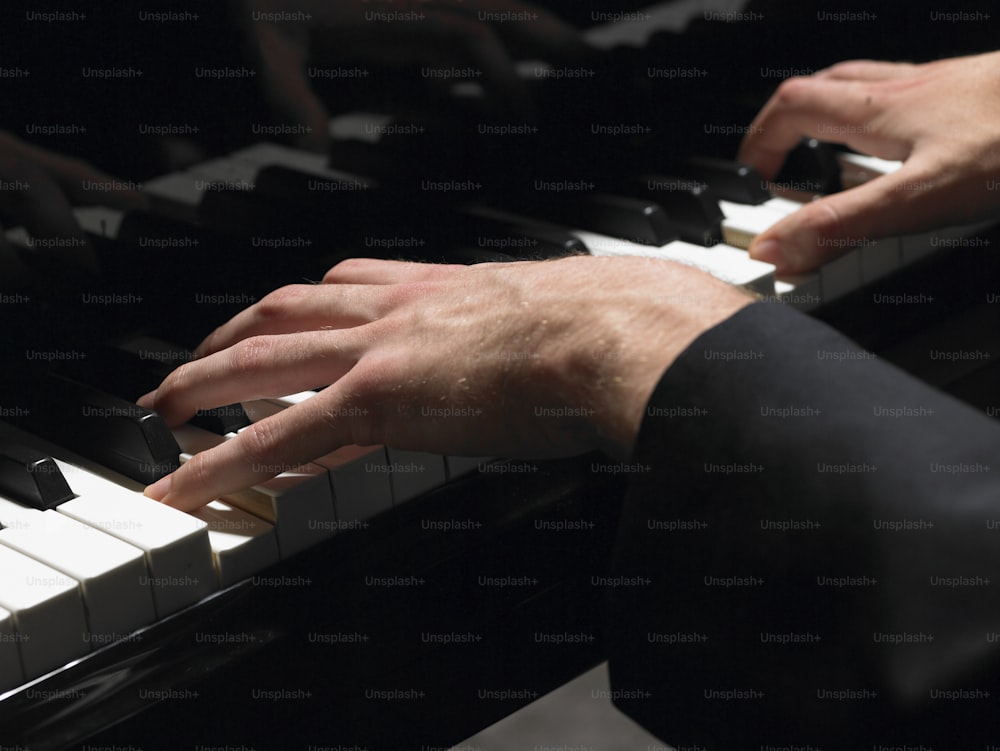 une personne jouant du piano avec ses mains