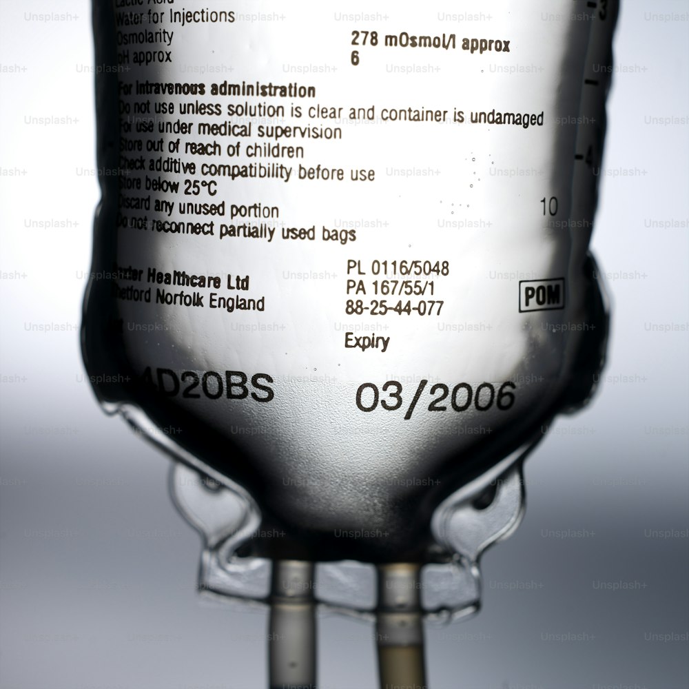 um close up de uma garrafa de líquido