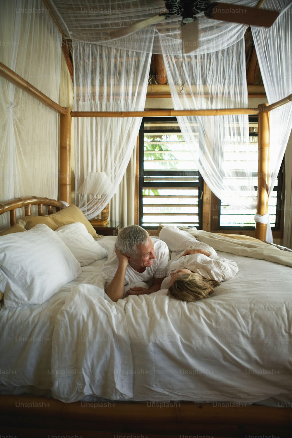 Un hombre y una mujer acostados en una cama