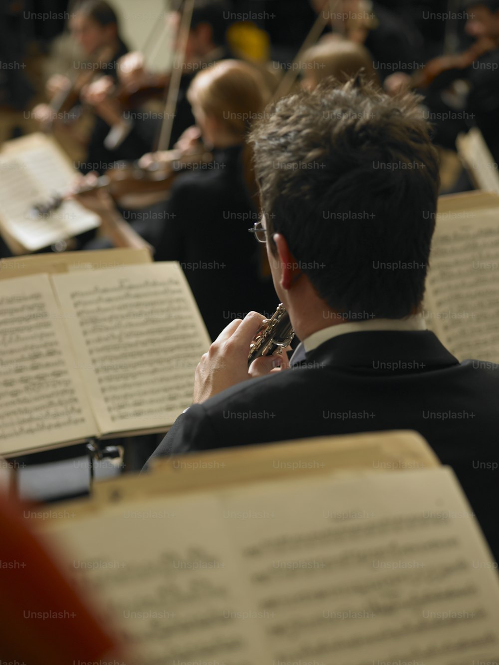 Orquestra De Instrumentos De Música De Chifre Francês Clássico Hornist E  Jogador. Foto Royalty Free, Gravuras, Imagens e Banco de fotografias. Image  94033592