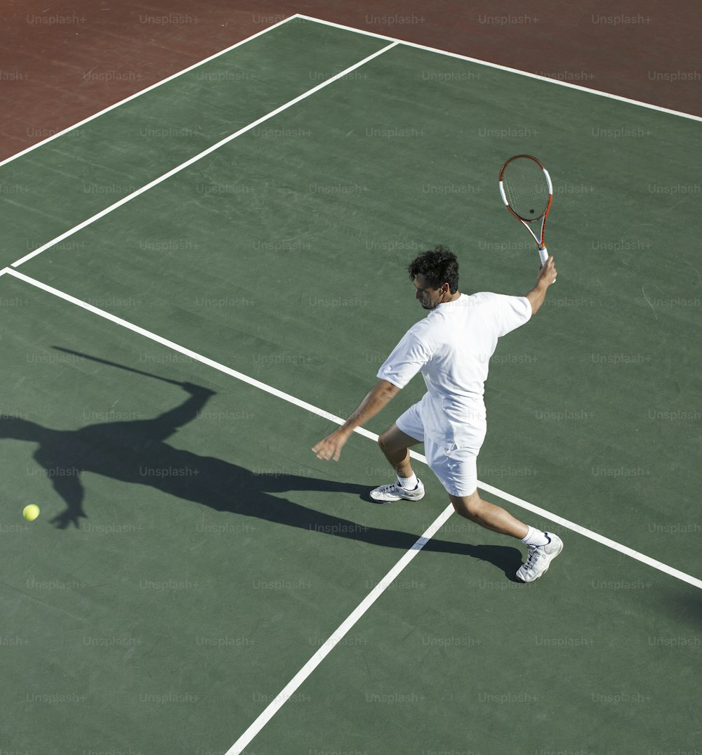Un uomo che tiene una racchetta da tennis su un campo da tennis