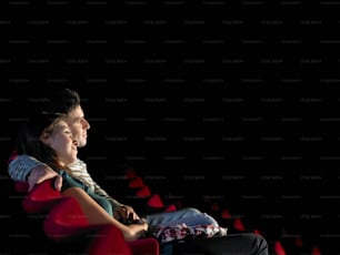 un paio di persone sedute in un teatro