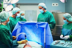 um grupo de médicos realizando cirurgias em um centro cirúrgico
