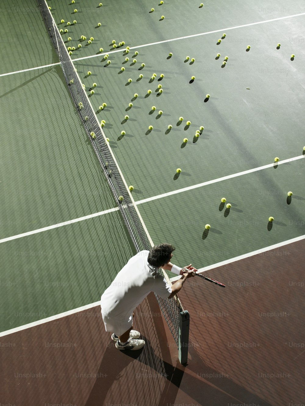 Ein Mann auf einem Tennisplatz mit einem Schläger
