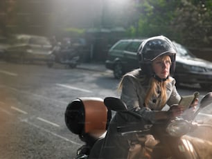 Eine Frau, die mit einem Motorrad eine Straße entlang fährt