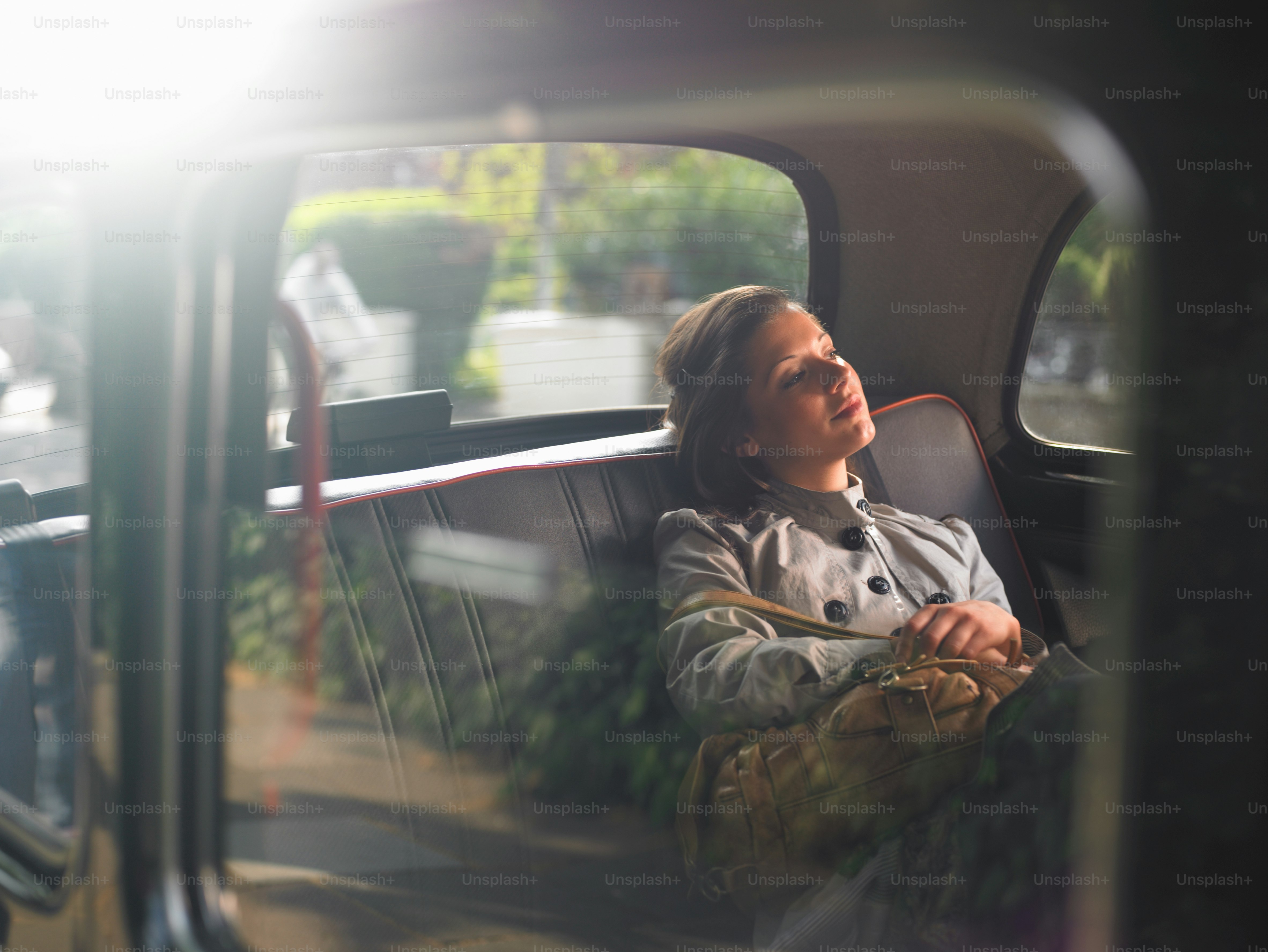 Une femme assise dans un bus regardant par la fenêtre