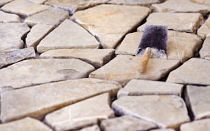 Installazione di una superficie decorativa in pietra naturale su un pavimento