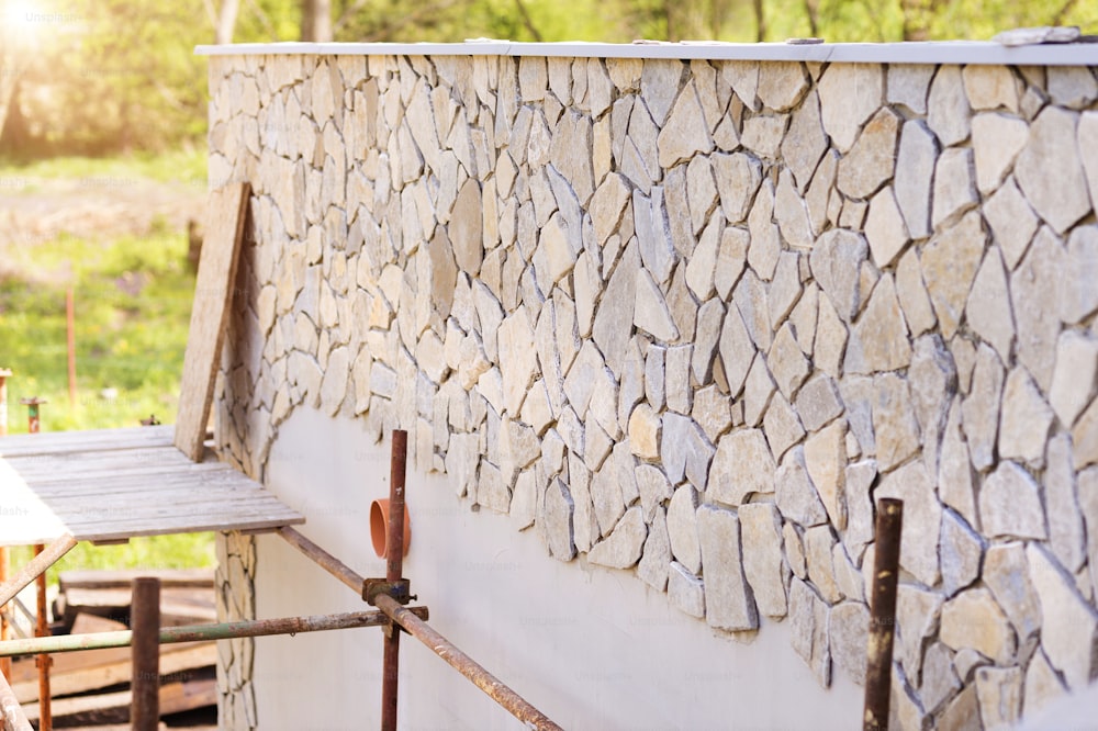 Instalação de superfície decorativa de pedra natural em uma parede