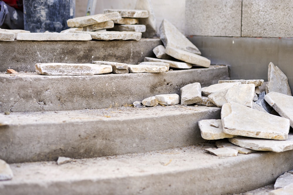 Instalation of decorative natural stone surface on stairs and wall