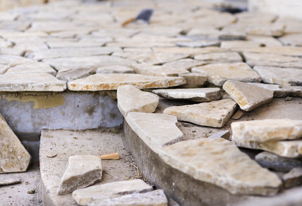 Installazione di una superficie decorativa in pietra naturale su un pavimento e scale