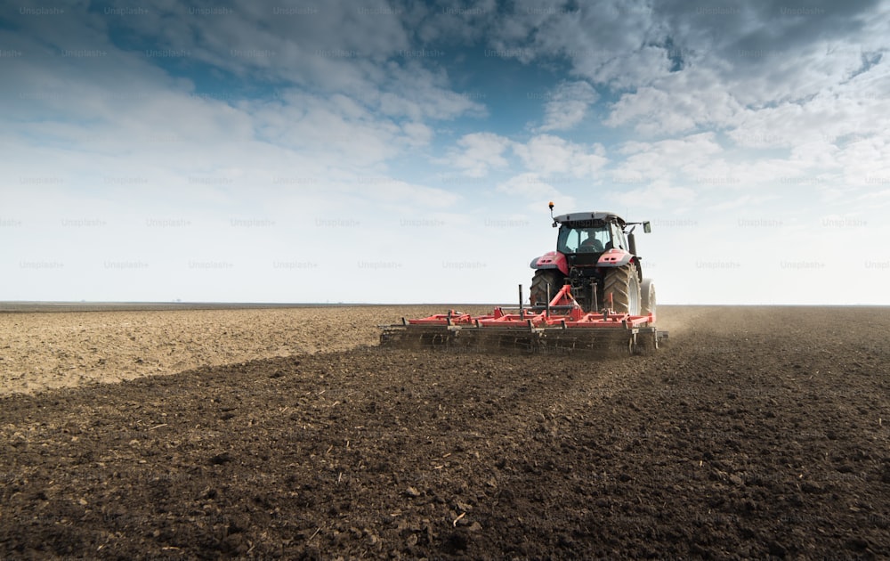 Tractor preparando la tierra para la siembra
