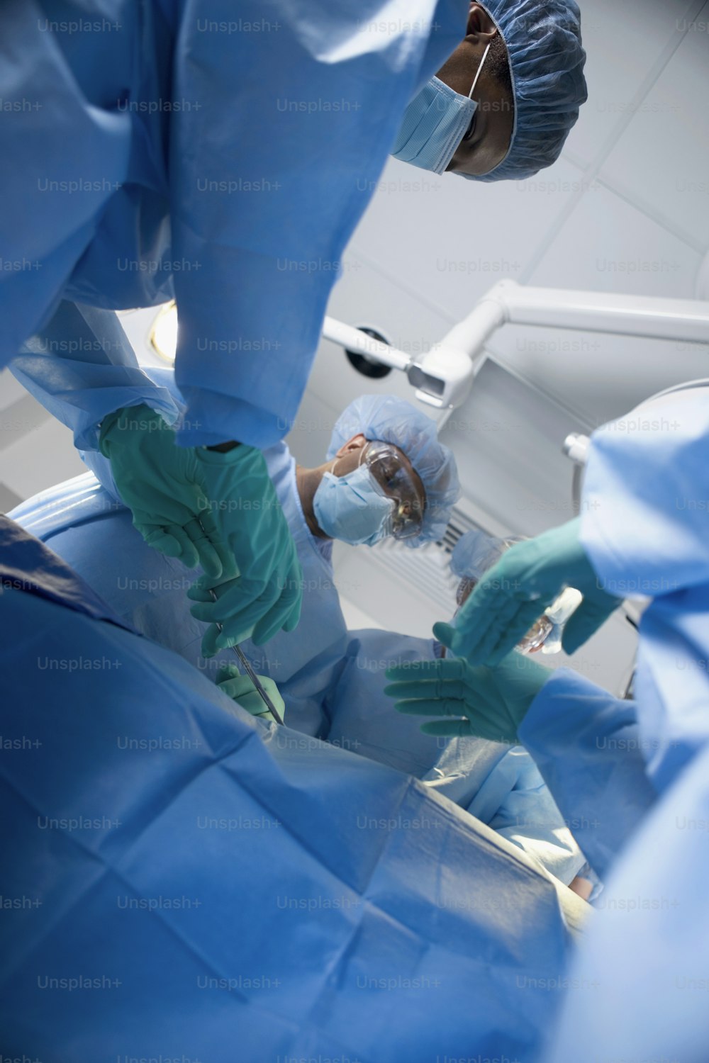 Eine Gruppe von Chirurgen, die Operationen an einem Patienten durchführen