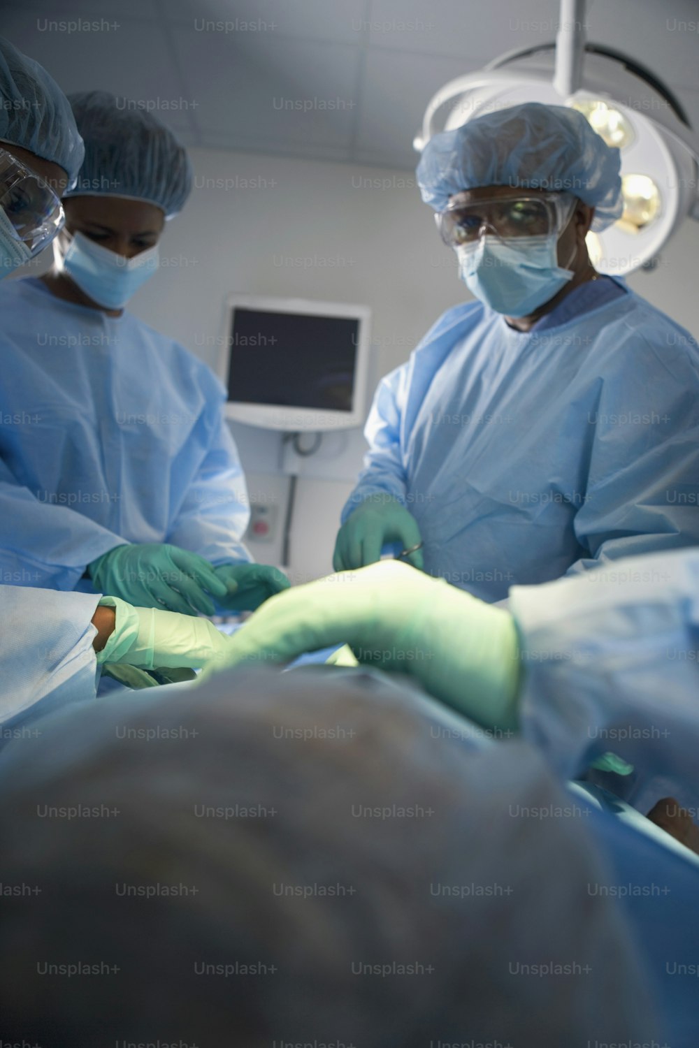 Eine Gruppe von Ärzten, die einen Patienten operieren
