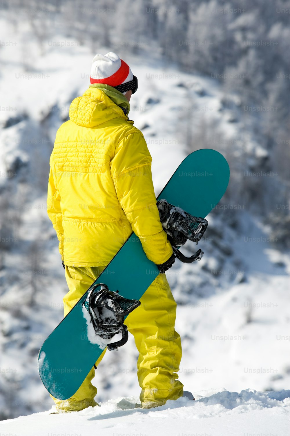 Rückansicht des Snowboarders, der im Winter in Schneewehen steht Hinweis für den Inspektor: Das Bild ist vor dem 1. September 2009