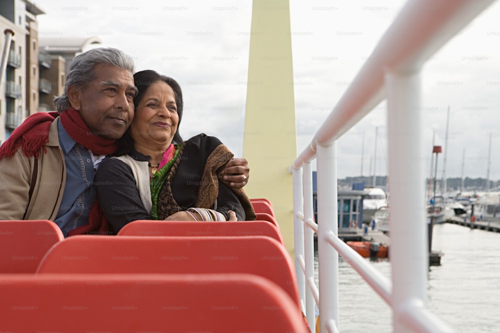Un hombre y una mujer están sentados en un bote