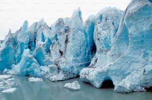 um grupo de formações de gelo ao lado de um corpo de água